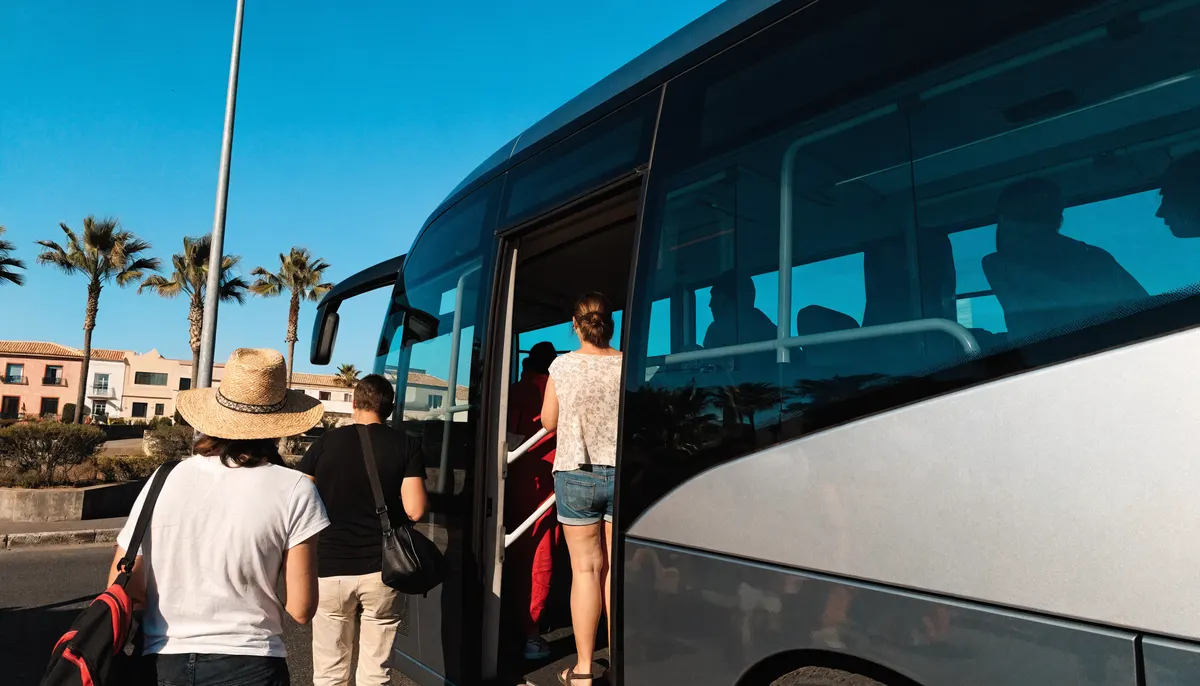 Autobús de viajeros con pasajeros en Lanzarote