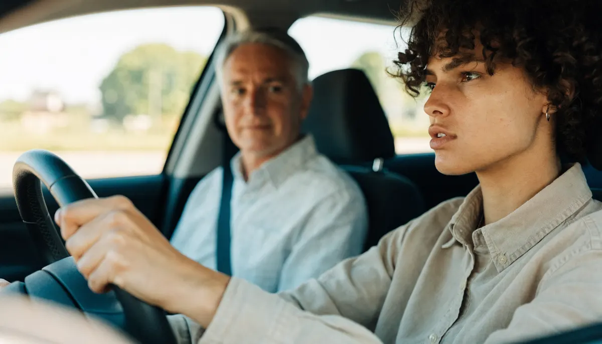 Alumna recuperando la confianza al volante con un instructor